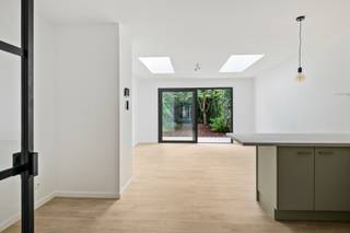 Vlakbij het centrum van Schoten vindt u deze smaakvol gerenoveerde woning waar comfort, licht en functionaliteit perfect samenkomen. Dankzij de kwalitatieve afwerking en energiezuinige voorzieningen is dit de ideale thuis voor wie zorgeloos wil verhuizen.<br /><br />Via de ruime inkomhal met gastentoilet bereikt u de lichtrijke leefruimte met open keuken. De grote schuifdeur creëert een mooie verbinding met de zonnige en afgesloten tuin, ideaal om in alle rust te genieten. Bovendien beschikt de woning over een praktische fietsenberging en een handige kelder.<br /><br />Op de eerste verdieping bevinden zich twee slaapkamers en een stijlvolle badkamer met inloopdouche, lavabo en toilet. De afgewerkte zolderverdieping doet dienst als volwaardige derde slaapkamer en biedt tal van mogelijkheden.<br /><br />Als extra troef is de woning uitgerust met zonnepanelen, wat bijdraagt aan een lagere energiekost en een duurzame toekomst.<br /><br />Bent u op zoek naar een instapklare woning met drie slaapkamers, een doordachte indeling en een rustige ligging in Schoten? Dan is deze eigendom zeker een bezoek waard!<br />Vg, Wg, Gmo, Gvkr, Gvv, geen overstromingsgevoelig gebied