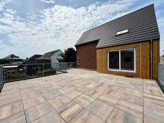 <p><span>Rijksweg 523 te Dilsen-Stokkem: ruim en volledig vernieuwd triplex appartement met riant terras.</span></p><p><span> </span></p><p><span>Bent u op zoek naar een verrassend ruim appartement? Dan zal dit volledig vernieuwde triplex appartement aan de Rijksweg 523 te Dilsen-Stokkem u ongetwijfeld weten te bekoren.</span></p><p><span> </span></p><p><span>Dit appartement maakt deel uit van een kleinschalige residentie die momenteel verder wordt afgewerkt en werd gerealiseerd door de grondige herontwikkeling van een bestaande woning naar twee afzonderlijke wooneenheden. Tijdens deze totaalrenovatie werd werkelijk alles vernieuwd, waaronder het dak, de elektrische installatie, sanitaire leidingen, afvoeren en alle technische voorzieningen. Het resultaat is een instapklaar appartement dat voldoet aan de hedendaagse woonnormen.</span></p><p><span> </span></p><p><span>De ligging vormt een belangrijke meerwaarde. Zo bevindt u zich vlak naast supermarkten en geniet u van een uitstekende bereikbaarheid richting Maasmechelen, Maaseik en de Nederlandse grens. Winkels, scholen, openbaar vervoer en andere dagelijkse voorzieningen bevinden zich in de onmiddellijke omgeving.</span></p><p><span> </span></p><p><span>Via de eigen inkomhal betreedt u het appartement. Hier bevinden zich een praktische berging en een vestiaire. De volledig vernieuwde trap brengt u naar de eerste verdieping, waar een ruime en overzichtelijke hal toegang verleent tot de verschillende leefruimtes.</span></p><p><span> </span></p><p><span>Op deze verdieping bevindt zich een bijzonder ruime slaapkamer, een eerste badkamer uitgerust met een inloopdouche en toilet, een lichtrijke leefruimte en een splinternieuwe keuken. Vanuit de keuken heeft u rechtstreeks toegang tot het uitzonderlijk ruime terras, waar het aangenaam vertoeven is tijdens de zonnige maanden. Verder bevindt zich op deze verdieping nog een technische ruimte voorzien van een ventilatiesysteem type D en een nieuwe gasketel.</span></p><p><span> </span></p><p><span>De bovenste verdieping biedt nog eens bijzonder veel ruimte met twee zeer ruime slaapkamers, een tweede badkamer met douche en toilet en een extra kamer die perfect kan dienen als kinderkamer, dressing, hobbyruimte of bijkomende berging.</span></p><p><span> </span></p><p><span>Dankzij de doordachte indeling, de royale bewoonbare oppervlakte en de hoogwaardige renovatie vormt dit appartement een uitstekend alternatief voor wie de ruimte van een woning zoekt, gecombineerd met het comfort van een appartement.</span></p><p><span> </span></p><p><span>Momenteel worden de laatste afwerkingswerken aan het exterieur uitgevoerd. Ook de buitenaanleg zal nog volledig worden afgewerkt conform het voorziene inplantingsplan, zodat het geheel straks een verzorgde en harmonieuze uitstraling krijgt.</span></p><p><span> </span></p><p><span>Troeven:</span></p><ul><li><span>Zeer ruim triplex appartement met woninggevoel</span></li><li><span>Volledig vernieuwd en instapklaar</span></li><li><span>3 à 4 slaapkamers mogelijk</span></li><li><span>Twee volwaardige badkamers</span></li><li><span>Riant zonneterras aansluitend aan de keuken</span></li><li><span>Eigen privatieve inkom</span></li><li><span>2 parkeerplaatsen</span></li><li><span>Ventilatiesysteem D en nieuwe gasketel</span></li><li><span>Conforme elektrische installatie</span></li><li><span>Centrale ligging nabij winkels en voorzieningen</span></li></ul><p><span>Interesse?</span></p><p><span> </span></p><p><span>Neem gerust contact op voor meer informatie of een bezichtiging ter plaatse.</span></p><p><span>Robin Raeven - 0484 35 73 08 - robin@jemar.be</span></p><p><span> </span></p>