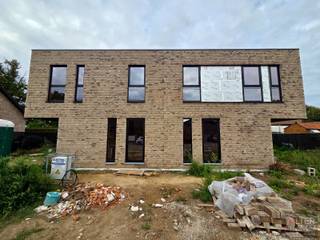 <strong>Moderne halfopen nieuwbouwwoning van circa 170 m² gelegen op een perceel van 4a 08ca.:</strong><br /><br />Aan de Kampstraat te Genk wordt deze moderne halfopen nieuwbouwwoning aangeboden in casco+ staat.<br />De woning maakt deel uit van een kleinschalig project van slechts 2 woningen en biedt een uitstekende basis voor een comfortabele gezinswoning.<br />Dankzij de casco+ formule krijgt u de mogelijkheid om de verdere afwerking van de woning naar eigen smaak en wensen te bepalen.<br /><br />De eigentijdse architectuur, grote raampartijen en praktische indeling zorgen voor een aangename en lichtrijke ervaring.<br />U geniet hier van een rustige woonomgeving, gecombineerd met een vlotte bereikbaarheid van het centrum van Genk en de omliggende gemeenten.<br /><br />Op het gelijkvloers beschikt de woning over een inkomhal met vestiaire, afzonderlijk toilet, berging, keuken, hobbyruimte (bureau) en een ruime leefruimte.<br />Vanuit de leefruimte is er rechtstreeks toegang tot het terras en de tuin.<br /><br />De verdieping omvat 3 slaapkamers, waarvan één beschikt over een aansluitende dressing.<br />Verder zijn er een badkamer, afzonderlijk toilet en tweede berging voorzien.<br /><br />Optioneel kan de woning, tegen meerprijs, worden uitgerust met airconditioning, bestaande uit 5 binnenunits.<br /><br /><strong>Deze woning wordt eveneens aangeboden in volledig afgewerkte staat.</strong><br /><strong>Bezoek onze website voor meer informatie of contacteer ons vrijblijvend op 011 53 35 53.</strong><br /><br /><strong>Extra troeven:</strong><br />+ Nieuwbouw HOB<br />+ Casco+ = mogelijkheid tot persoonlijke afwerking op maat<br />+ Lichtrijke leefruimtes dankzij de vele raampartijen<br />+ Energiezuinig wonen<br />+ Rustige, residentiële ligging<br /><br /><em>De getoonde digitale impressiebeelden zijn illustratief en niet bindend. </em>