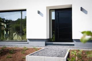Lichtrijk en stijlvol wonen in energiezuinige villa!Dit eigendom, gelegen op een boogscheut van het dorp Zoersel, is volledig heropgebouwd,...