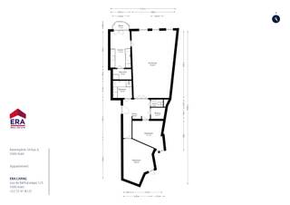 <p>Ben je op zoek naar een ruim appartement met 2 slaapkamers, panoramisch zicht en balkon in het centrum van Aalst? Gevonden!</p>
<p>Pal op het Keizersplein, op slechts enkele stappen van de Grote Markt, bevindt zich dit lichtrijke appartement op de tweede verdieping (lift aanwezig). Dankzij deze uitzonderlijke ligging geniet je van een directe toegang tot winkels, horeca, openbaar vervoer en alle voorzieningen die het bruisende stadscentrum te bieden heeft. Met een bewoonbare oppervlakte van 118 m² biedt deze eigendom een unieke combinatie van comfort, licht en ruimte. Bovendien beschikt het appartement over een gunstig EPC-label B, dat zeer dicht aanleunt bij een label A, wat zorgt voor een energiezuinige en toekomstgerichte woonst. Een garagebox is mee aan te kopen voor €30.000 en zorgt voor extra comfort en parkeergemak in het stadscentrum.</p>
<p>Je komt binnen via de ruime inkomhal met gastentoilet. Van hieruit bereik je de indrukwekkende leefruimte, waar de vele raampartijen zorgen voor natuurlijk licht en een prachtig zicht over de stad. Het open ruimtegevoel en de warme uitstraling maken van deze leefruimte een bijzonder aangename plek om thuis te komen. Aansluitend bevindt zich de keuken met de nodige toestellen en een gezellige ontbijthoek met een zuidwestgericht balkon aan de voorzijde waar je optimaal van de zon kan genieten. Verder beschikt het appartement over twee uitzonderlijk ruime slaapkamers, een badkamer uitgerust met zowel een ligbad als een douche, berging en waplaats.</p>