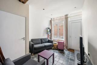 Te koop: Charmante woning met 4 slaapkamers in centrum van DoornikIn het hart van Doornik, op wandelafstand van de Place de Lille, de Grote Markt en alle voorzieningen, bevindt zich deze instapklare woning. De woning wordt reeds meerdere jaren succesvol uitgebaat als co-housing en biedt een aantrekkelijk verhuurrendement.Wat maakt dit pand uniek?De woning heeft een bewoonbare oppervlakte van ca. 140 m² en is praktisch ingedeeld. Op het gelijkvloers bevinden zich een leefruimte, een uitgeruste keuken met zicht op de binnenplaats en een aparte wasruimte. De eerste en tweede verdieping tellen samen vier ruime slaapkamers, waarbij elke kamer beschikt over een eigen badkamer en toilet. Buiten is er een binnenplaats van ca. 20 m², die een aangename buitenruimte biedt.Voor wie is dit ideaal?Ideaal voor mensen die op zoek zijn naar een rendabele opbrengsteigendom of een woonst om zelf te bewonen, een uitstekende ligging en een aantrekkelijk rendement.Te koop via Immo Beguin, jouw vastgoedexpert sinds 2009, met kantoren in Ronse, Waregem, Kortrijk, Deinze, Doornik en Lessines.Meer info of bezoek via loicvdv@immobeguin.be