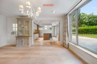 Verscholen op een prachtig privédomein bevindt zich deze charmante, atypische woning/kantoor. Een unieke kans voor wie op zoek is naar rust, comfort en een uitstekende ligging aan de Tiensesteenweg, vlakbij 2 bushalten en met een snelle aansluiting op de E40 en de E314. Het pand combineert karakter met hedendaags comfort en beschikt over een lichtrijke leefruimte, een volledig ingerichte maatkeuken met alle inbouwtoestellen en een stijlvolle badkamer alsook 3 kantooruimtes/slaapkamers. Verder zijn er twee toiletten, een dressing en een kelder aanwezig. Dankzij de vele ingemaakte maatkasten geniet je bovendien van bijzonder veel praktische opbergruimte. Ook op technisch vlak beschikt de woning over aparte tellers voor water, gas en elektriciteit, een energiezuinige installatie met 16 zonnepanelen en een thuisbatterij van 10 kWh, airconditioning in één van de slaapkamers en een alarmsysteem met bewegingsdetectie en branddetectie. Buiten geniet je van een aangename, zuid-westgericht georiënteerde tuin met barbecue, ideaal om in alle rust van de zon te genieten. Via de privatieve toegangspoort, uitgerust met een codeklavier en twee afstandsbedieningen, bereik je de woning waar twee privatieve parkeerplaatsen voorzien zijn. Het pand wordt verhuurd via een overeenkomst van gemeen recht en domiciliëring is niet mogelijk. Om de privacy op het domein te bewaren, is een activiteit met klanten- of bezoekersontvangst niet toegestaan. Beschikbaar vanaf 1 oktober. info@homies.be