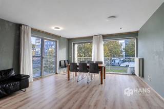 <p><span>Cet appartement prêt à emménager se trouve à deux pas du quartier animé de l'Eilandje et du centre-ville historique. Grâce à son emplacement en angle, vous profiterez d’une lumière naturelle abondante et d’une vue dégagée et panoramique sur les environs. Avec un arrêt de bus et de tramway juste devant la porte, c’est en outre un point de départ idéal pour ceux qui souhaitent se déplacer facilement en transports en commun.</span></p><p><span> </span></p><p><span>L'appartement fait partie d'un immeuble bien entretenu datant de 2009 et comptant au total six étages. Les charges s'élèvent à environ €100 par mois et les compteurs de gaz, d'eau et d'électricité sont individuels. Avec une chaudière à condensation rénovée et un bon score EPC (B), vous bénéficiez ici d'une bonne efficacité énergétique. </span></p><p><span> </span></p><p><span>La porte de sécurité donne accès au hall d’entrée. Un couloir central relie toutes les pièces de l’appartement. La première chambre de 15 m² dispose d’une salle de bains attenante de 4 m², équipée d’une baignoire/douche et d’un lavabo. En face de la deuxième chambre (11 m²), on trouve une salle de douche séparée. Les toilettes sont indépendantes. Au bout du couloir, on accède au salon lumineux avec cuisine ouverte entièrement équipée, qui, ensemble, offrent une surface généreuse de pas moins de 44 m². Une porte coulissante donne accès à la terrasse orientée à l'est (5 m²), d'où vous pourrez profiter d'une vue dégagée sur les De Leien.</span></p><p><span> </span></p><p><span>Enfin, l'appartement dispose également d'un débarras/buanderie pratique. Une place de parking souterraine est disponible en option au prix de €25 000.</span></p><p><span> </span></p><p><span>Vous recherchez un appartement spacieux au cœur d’Anvers ? Ne manquez pas cette opportunité ! </span></p><p><span> </span></p><p><span>Surface habitable : 104 m² (réf. : surface brute au sol, certificat PEB). Pour plus d’informations ou une estimation gratuite, rendez-vous sur www.hansimmo.be</span></p><p><span> </span></p>