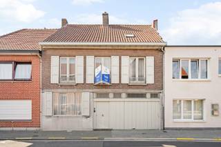 SCHRIJF JE IN VOOR DE BEZOEKDAG OP 02/08 VIA ONZE WEBSITE!<br /><br />Ruimte én centraal wonen hoeven elkaar niet uit te sluiten. Deze gesloten bebouwing in het hart van Beveren bewijst dat: binnen wandel je van de leefruimte de veranda in, en de veranda kijkt uit op een verrassend grote, volgroeide tuin. Groen en rust, op een steenworp van winkels, scholen en invalswegen.<br /><br />De woning telt 226 m² bewoonbare oppervlakte op een perceel van 400 m². Op het gelijkvloers een royale, lichtrijke leefruimte met authentiek karakter, marmeren vloer, sfeervolle open haard en een aansluitende veranda die de tuin naar binnen haalt. Boven vind je 4 volwaardige slaapkamers en een badkamer, met daarbovenop nog een ruime, uitbreidbare zolder.<br /><br />De woning is bijzonder praktisch ingericht met overal ingemaakte kasten, op de slaapkamers, in de hal en op de overloop. Extra troef: een recent gerenoveerde droge kelder voor volop bergruimte, aangevuld met een inpandige garage die je zo centraal zelden vindt.<br /><br />Troeven:<br />- 4 slaapkamers + ruime, uitbreidbare zolder<br />- 226 m² bewoonbaar op 400 m² perceel<br />- Uitzonderlijk grote, groene tuin voor een centrumligging<br />- Inpandige garage<br />- Karaktervolle leefruimte met veranda en open haard<br />- In het centrum van Beveren, vlot verbonden richting Antwerpen, Sint-Niklaas en E17/E34<br /><br />Contact: Interesse of meteen een bezichtiging? Bel Woonvast op 03 232 33 40 of mail naar sam@woonvast.be.