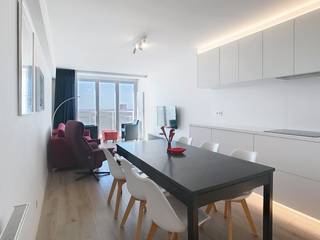 Op de 8ste verdieping van residentie “Normandie” (Zeedijk 129) staat dit gerenoveerde appartement te huur. Het appartement kenmerkt zich door het panoramische zicht op zee en het casino. Het beschikt over een slaapkamer met direct toegang tot een zuidgericht terras, evenals een extra binnenkamer. Dankzij de centrale ligging bevinden het centrum, openbaar vervoer en winkels zich op wandelafstand! Indeling: - inkomhal / nachthal- apart toilet- berging- lichtrijke leefruimte met open keuken - badkamer met inloopdouche en lavabomeubel- slaapkamer 1- slaapkamer 2 (binnenkamer)- private kelderbergingPluspunten :- zuidgericht terras!- zowel zicht op zee als hinterland- gelegen op het autovrije gedeelte van de zeedijk- centrale liggingAlgemene onkosten: € 56,00/maand.Beschikbaar vanaf 15/09. Ben je geïnteresseerd in dit pand te huur in Middelkerke? Ga naar de website www.dewaele.com, klik op het pand dat je wenst te huren. Via de rode knop "vraag je bezoek aan" vragen we u kort een profiel in te vullen. Daarna nemen we contact op voor een bezoek. Telefonisch kunnen er geen afspraken gemaakt worden.