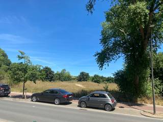 Volledig gebouw te koop bestaande uit 5 appartementen.<br />Dit pand is gelegen te Koksijde op een afstand van 1.6 km van de zeedijk.<br />Het ligt in een groene omgeving met een mooi uitzicht op de duinen.<br />Deze zijn nog verhuurd aan 2539 euro per maand via een sociaal-verhuurkantoor tot 2026.<br />Dit contract kan daarna al dan niet verlengd worden met 9 jaar.<br />Het is misschien een mooie opportuniteit om deze na 2026 te renoveren en terug te verkopen.<br />Ondertussen bent U verzekerd van een gegarandeerde huurprijs.