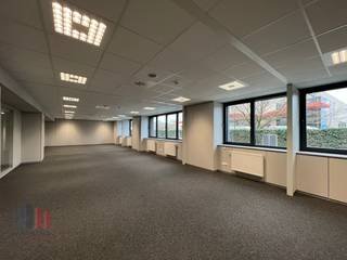 Bureaux nouvellement construits bénéficiant d'un emplacement phénoménal et d'une superficie de 860 m² à louer à 1 km à peine de l'autoroute E40...