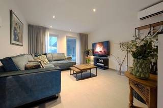 <p><span>Dit recent appartement ligt aan de Kiezelweg in Veldwezelt (Lanaken). Door de centrale ligging heeft het appartement een zeer goede bereikbaarheid met zowel Maastricht (NL) als Lanaken centrum en Bilzen-Hoeselt. Scholen, supermarkten en voorzieningen voor openbaar vervoer bevinden zich in de nabije omgeving. <br /><br />Het appartement dateert van 2017 en is up-to-date qua technieken. Zo is er vloerverwarming op de gelijkvloerse verdieping en de badkamer, en beschikt de woning over 9 zonnepanelen (1925 Wp). Daarbij hebben de eigenaars in 2024 airco's geplaatst in de woon- en slaapkamer. Verder heeft het appartement een bruikbare vloeroppervlakte van 143,41m² met drie slaapkamers. Tot slot is het appartement voorzien van veel bergruimtes. Zo is er een ruime zolder en een kelderberging met aansluitend een garage aanwezig. </span><span><br /><br />Pluspunten van het appartement:</span></p><p><span>- Goede bereikbaarheid met Maastricht (NL), Lanaken centrum en Bilzen-Hoeselt;</span></p><p><span>- scholen, supermarkten en bushaltes in nabije omgeving; </span></p><p><span>- energiezuinig (EPC label B): o.a. vloerverwarming, zonnepanelen en airco's aanwezig; </span></p><p><span>- bruikbare vloeroppervlakte van 143,41m²;</span></p><p><span>- het appartement beschikt over drie ruime slaapkamers; </span></p><p><span>- terras op het zuiden georiënteerd; </span></p><p><span>- aanwezigheid zolder, ruime berging en garage + parking voor gasten; </span></p><p><span>- waterontharder;</span></p><p><span>- elektriciteit conform; </span></p><p><span>- lage gemeenschappelijke kosten: € 85. <br /><br />Wilt u het appartement bezoeken of wenst u meer informatie te ontvangen? Neem dan gerust contact op via Iris@jemar.be of 0483110875.</span></p>