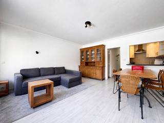 Dit gezellige en instapklare appartement geniet van een aangename ligging op korte wandelafstand van de zee, het strand en diverse winkels. Dankzij het open zicht biedt het appartement een ruimtelijk en aangenaam gevoel.<br /><br />De gezellige leefruimte beschikt over een open zicht. De keuken sluit mooi aan bij de leefruimte en zorgt voor een praktische indeling. De slaapkamer biedt plaats aan een groot bed en is voorzien van ingemaakte kasten, waardoor er voldoende opbergruimte aanwezig is. Verder bevindt zich een aparte douchekamer.<br /><br />Er is een kelderberging inbegrepen en een gemeenschappelijke fietsenberging aanwezig.<br /><br />Stedenbouwkundig uittreksel en maatregelenregister in aanvraag.<br /><br />Aarzel niet om ons te contacteren voor meer info: tel. : 050 62 44 14 of via Knokke@immax.be