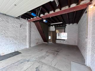 Deze loods ligt centraal, vlak bij het centrum van Ronse, en vormt de ideale ruimte voor opslag.De loods is voorzien van: een sectionaalpoort, 2...