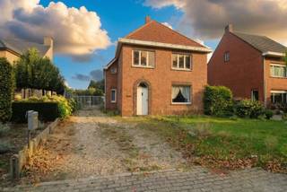 CHARMANTE WONING MET GROTE TUIN! Deze charmante te renoveren woning is centraal gelegen, op een zeer mooi groot perceel, langsheen de verbindingsweg van Turnhout naar Tilburg, op een mooi groot en diep west gericht perceel van 1325 m². Ideaal voor tuin- en / of dierenliefhebbers! Ook zeer geschikt voor kandidaten die een camionette, mobilhome, meerdere voertuigen bezitten bv. De woning heeft een goede basis tot renovatie en een karaktervolle uitstraling. De woning biedt veel potentieel voor de handige verbouwer die zijn nieuwe woonst helemaal naar zijn eigen smaak wil afwerken. De ligging nabij het centrum is handig: openbaar vervoer, winkels, scholen zijn vlakbj! Niet gelegen in een overstromingsgebied. P-score: D, G-score: A. Geen onroerend erfgoed. Renovatieverplichting residentiële gebouwen van toepassing: meer info: https://www.vlaanderen.be/een-huis-of-appartement-kopen/renovatieverplichting-voor-residentiele-gebouwen.
