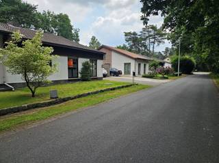 Half-open bebouwing met 3 slpks, mooie tuin en 2 garages. Ontdek deze charmante woning in de residentiële wijk Elshout, perfect gelegen in een...