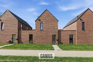<p><span>KNAPPE WONING NABIJ HET CENTRUM</span></p><p><span> </span></p><p><span>Op zoek naar een instapklare woning in Sint-Truiden? Deze energiezuinige woning maakt deel uit van Residentie Botanique en is gelegen in een rustige residentiële wijk net buiten het bruisende stadscentrum. Dankzij de vlotte bereikbaarheid en ligging nabij scholen, openbaar vervoer en winkels is dit een uitstekende keuze voor wie centraal maar toch rustig wil wonen. </span></p><p><span> </span></p><p><span>We betreden deze woning via de inkomhal waar we eveneens het gastentoilet terugvinden. Verderop vinden we de leefruimte met open keuken, eetkamer en aansluitende berging terug.</span></p><p><span> </span></p><p><span>Op de eerste verdieping treffen we een nachthal die toegang geeft tot de 3 slaapkamers en de badkamer.</span></p><p><span> </span></p><p><span>Verder beschikt deze woning over een terras, zolder, gemeenschappelijke fietsenstalling en een vaste parkeerplek in de ondergrondse parkeergarage.</span></p><p><span> </span></p><p><span>KORT SAMENGEVAT</span><span>:</span></p><p><span>Vraagprijs: € 355.000,00</span></p><p><span>Verkoop onder registratierechten (2% of 12%)</span></p><p><span>Parking inbegrepen in de prijs, mogelijkheid tot aankoop van een tweede parkeerplaats.</span></p><p><span> </span></p><p><span>Op dit moment is deze woning verhuurd, ideaal als investering of om zelf te wonen.</span></p><p><span> </span></p><p><span>Interesse om deze woning te bezoeken? Contacteer ons voor een afspraak: 078 78 30 39 – info@canius.be</span></p><p><span> </span></p><p><span>De vermelde oppervlaktes zijn slechts een indicatie. Canius Real Estate kan niet verantwoordelijk gesteld worden voor de juistheid van de door zijn verstrekte gegevens.</span></p><p><span> </span></p>