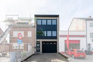 Ontdek deze veelzijdige bel-etage woning in het gezellige Hofstade, ideaal voor wie wonen en werken wil combineren, op een gunstige locatie.Op het...