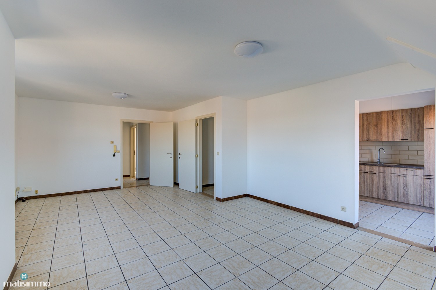 INSTAPKLAAR APPARTEMENT MET TWEE SLAAPKAMERS EN GARAGE NABIJ HET CENTRUM VAN LANAKEN - foto 4