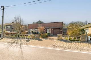Deze gelijkvloerse woning is gunstig gelegen in een aangename omgeving met een uitstekende bereikbaarheid. Hier woont u in een groene omgeving vlak bij het Groenhovebos, terwijl u tegelijk geniet van een vlotte verbinding met belangrijke verbindingswegen. Deze woning vormt de ideale basis om verder naar eigen smaak in te richten. De woning is gelegen op een perceel van 800 m² en beschikt over een praktische en aangename indeling.<br />Alles bevindt zich op het gelijkvloers, wat zorgt voor extra wooncomfort en vlotte toegankelijkheid.<br /><br />Indeling als volgt: inkomhal, lichtrijke leefruimte met zit- en eethoek, aansluitende keuken, veranda met zicht op de tuin, badkamer, drie slaapkamers en een ruime inpandige garage.<br />Buiten geniet u van een ruime tuin, aangevuld met een praktische berging en een vernieuwde carport.<br /><br />Een interessante opportuniteit voor wie op zoek is naar een gelijkvloerse woning met potentieel, op een goed bereikbare locatie en in de nabijheid van natuur.<br /><br />Renovatieplicht van toepassing.<br />Voor meer informatie of een bezoek ter plaatse aarzel niet en bel Ward op 0470 20 66 88