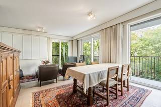 Roeselare – Prachtig ingericht appartement met 2 slaapkamers, bureel en zonnig terras<br /><br />Op een uitstekende ligging nabij het station van Roeselare vinden we dit <strong>bijzonder aangename appartement </strong>op de 4de verdieping. Een ruime woonplek van ca. 100 m², waar comfort, licht en een doordachte inrichting mooi samenkomen.<br /><br />Bij het binnenkomen valt meteen de ruime en verzorgde inkomhal op, met toegang tot het gastentoilet en de verschillende leefruimtes. De<strong> lichtrijke living </strong>is zonder twijfel het hart van het appartement. Dankzij de twee grote schuiframen geniet je hier van <strong>bijzonder veel licht</strong> en een mooi zicht op het aangename terras van ca. 15 m² – <strong>een heerlijke plek om buiten te zitten</strong>.<br /><br />De keuken is ingericht met een kwalitatieve <strong>Obumex-keuken</strong> en sluit praktisch aan op een ruime berging. Verder beschikt het appartement over <strong>2 volwaardige slaapkamers én een afzonderlijk bureel,</strong> ideaal voor wie vandaag comfortabel van thuis uit wil werken.<br /><br />De badkamer is uitgerust met een douche en het appartement werd <strong>stijlvol en tijdloos ingericht</strong>. De vele vaste kasten zorgen bovendien voor bijzonder veel bergruimte en een rustige uitstraling.<br /><br />Ook technisch en energetisch zit dit appartement goed. De <strong>ramen werden recent vernieuwd</strong> en voorzien van zonnescreens. Het appartement beschikt over vloerverwarming, heeft een gunstig EPC en er is geen asbest.<br /><strong>Ook het gebouw zelf kreeg recent een volledige make-over</strong>. De gevelbekleding werd vernieuwd en ook de terrassen werden volledig aangepakt, waardoor het geheel opnieuw een moderne en verzorgde uitstraling heeft.<br /><br />Als extra comfort beschikt het appartement over een privéberging op -1 én een <strong>eigen staanplaats voor de wagen (niet inbegrepen in de prijs)</strong><br /><br />Een bijzonder compleet appartement op een centrale ligging, met veel licht, ruimte, kwalitatieve afwerking en een heerlijk terras. Hier hoef je eigenlijk alleen nog maar je koffers uit te pakken.<br />Deze prijs is een richtprijs, elk bod wordt voorgelegd aan de eigenaars. <br /><br />Bel ons nu op voor bezichting : 051/62 40 40<br /><br /><br /> 