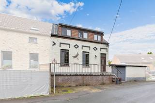 <p>In een rustige straat te Idegem bevindt zich deze instapklare woning op een mooi perceel van 9 are. Het treinstation ligt op slechts 1 km en ook winkels, scholen en andere voorzieningen bevinden zich in de nabije omgeving. Recht tegenover de woning bevindt zich natuurgebied, waardoor u hier geniet van een groen uitzicht en een bijzonder rustige woonomgeving.</p><p>De woning werd doorheen de jaren goed onderhouden en kan onmiddellijk bewoond worden. Mits verdere modernisering biedt het pand bovendien nog heel wat potentieel.</p><p>Het gelijkvloers omvat een gezellige leefruimte met salon en eetplaats, een open keuken, een veranda die perfect dienst kan doen als polyvalente ruimte en een mooi uitzicht biedt op het terras en de tuin, een ruime berging, een eerste badkamer en een grote garage die tevens extra opslagmogelijkheden biedt. Daarnaast is er een praktische overloop met wasplaats.</p><p>Op de verdieping bevinden zich drie volwaardige slaapkamers en een tweede badkamer.</p><p>Verder beschikt de woning over een kelder, een ruim terras en een aangename tuin waar het heerlijk vertoeven is.</p><p>Cv op pelletbrander - EPC C - Buitenschrijnwerk in PVC met dubbele beglazing - dak met pannen.</p>