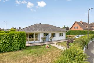 Immo Pické biedt U deze residentieel en rustig gelegen gelijkvloers-villa aan in de omgeving van scholen, winkels, openbaar vervoer en de belangrijkste verbindingswegen. Deze woning bestaat uit een inkomhal met gastentoilet, een lichtrijke woonkamer die uitgeeft op het terras, een ingerichte keuken, 2 grote slaapkamers, een badkamer en een nachthal. Ondergronds vinden we een ruime garage en een stockagekelder. 2 open autostaanplaatsen aanwezig voor de garage.
