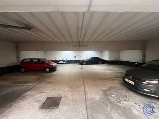 Informations sur les emplacements de voituresComplexe de garages situé dans un quartier avec un énorme manque de places de parking publiques et...