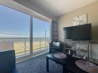 Studio agréable au deuxième étage avec cuisine ouverte et espace de vie lumineux. Le coin nuit peut être fermé par un rideau, ce qui offre davantage d'intimité. Le studio dispose également d'une salle de bains, de toilettes séparées et d'un débarras. Idéal comme résidence secondaire ou investissement dans un emplacement privilégié en bord de mer.