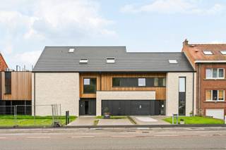 Ontdek dit prachtige nieuwbouwappartement, gelegen op een steenworp afstand van alle voorzieningen: winkels, scholen, openbaar vervoer en belangrijke invalswegen.<br /><br />Gelegen op de eerste verdieping biedt dit lichtrijke appartement een bewoonbare oppervlakte van ongeveer 70 m² en een moderne woonomgeving.<br /><br />Indeling:<br /><br />* Inkomhal<br />* Mooie open en lichtrijke leefruimte<br />* 1 ruime slaapkamer<br />* Badkamer<br />* Privébalkon<br />* 1 private parkeerplaats<br /><br />Energieprestaties van de nieuwste generatie<br /><br />Het appartement werd ontworpen volgens de meest recente energienormen en beschikt onder meer over:<br /><br />* Vloerverwarming<br />* Een performante warmtepomp<br />* Uitstekende thermische en akoestische isolatie<br />* Installaties die zorgen voor een laag energieverbruik en een optimaal wooncomfort het hele jaar door<br /><br />Twee aankoopmogelijkheden volgens uw wensen:<br /><br />Instapklare uitvoering (sleutel-op-de-deur)<br /><br />Personaliseer uw toekomstige woning volledig door zelf de afwerkingen en materialen te kiezen: vloerbekleding, keuken, sanitair, wandtegels, enzovoort.<br /><br />Casco-uitvoering (gesloten ruwbouw)<br /><br />De ideale oplossing voor kopers die de afwerking zelf wensen uit te voeren en hun interieur op eigen tempo willen inrichten, met volledige controle over het budget.<br /><br />Deze eigendom vormt een uitstekende opportuniteit voor zowel starters als investeerders die op zoek zijn naar een duurzame en waardevaste investering.