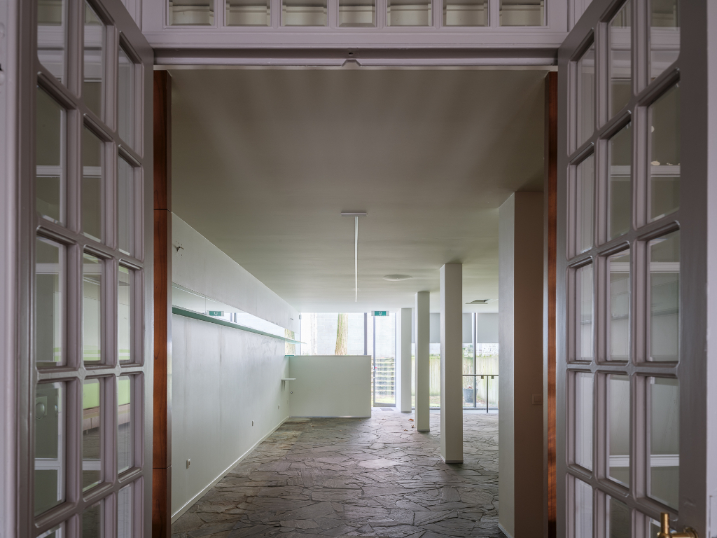 Handelspand gelegen achter een statige gevel op een vlot bereikbare locatie tegenover het Citadelpark. - photo 4