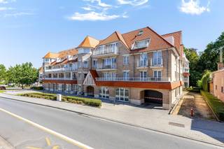 Dit lichtrijke duplexappartement, gelegen in een doodlopende straat, combineert een slimme indeling met kwalitatieve afwerking en een uitstekende ligging.Je betreedt het appartement in de leefruimte, waar een strakke open keuken naadloos aansluit op de eet- en zithoek. Grote raampartijen laten volop licht binnen en geven rechtstreeks toegang tot het zuidwest georiënteerde terras van 6 m² – ideaal om van de laatste zonnestralen te genieten. Handig is de extra bergruimte onder de trap. Op het gelijkvloers bevindt zich bovendien een ruime slaapkamer met eigen badkamer (bad/douche, wastafel en toilet). Via de trap kom je op het verdiep, waar een tweede slaapkamer met ensuite badkamer op je wacht samen met een praktische bergruimte voorzien van aansluitingen voor wasmachine en droogkast. Als kers op de taart is er een ondergrondse garage met bijhorende bergruimte van maar liefst ±20 m²!Je woont hier op wandelafstand van winkels en het treinstation Erembodegem, wat het gebruik van de wagen overbodig maakt voor je dagelijkse boodschappen of woon-werkverkeer. De buurt is bovendien gezellig en levendig, met tal van restaurants en café's in de directe omgeving. Erembodegem ligt bovendien schilderachtig aan de Dender, in de groene Denderstreek, en toch op wandel- of fietsafstand van het bruisende centrum van Aalst met al zijn winkels, cultuur en horeca.Kortom, een compact maar functioneel duplexappartement waar wonen op twee niveaus voor extra privacy en ruimtebeleving zorgt, aangevuld met een royale garage en berging én een ligging die het beste van twee werelden combineert: rustig en groen, maar met alle voorzieningen binnen handbereik. Instapklaar en klaar om jouw nieuwe thuis te worden.Voor meer informatie en/of een bezoek, contacteert u Wout van Immo Zone op het nummer 0479/ 18. 38. 35.