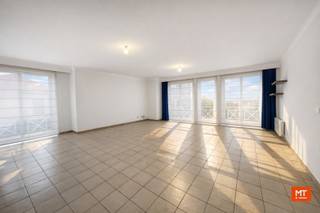 Appartement met 2 slaapkamers en garage te RoeselareDit lichtrijk appartement bevindt zich in het centrum van Roeselare. Het is gelegen op het tweede...