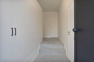 Dit prachtig vernieuwd huis te koop in de Pottestraat 43 te Poperinge werd van kop tot teen gestript, het is in feite een nieuwbouwwoning in een bestaand jasje.<br />Met een gunstig EPC-label B, een kwalitatieve afwerking én de mogelijkheid om aan te kopen onder het verlaagde registratierecht van 2%, is dit een unieke kans op de vastgoedmarkt!<br /><br />Bestaande uit:<br />Gelijkvloers: <br />Inkomhal met ingemaakte kasten - Apart toilet - Modern ingerichte keuken met inductiekookplaat, oven, frigo, vaatwas, ingebouwde kasten - Een gezellige, lichtrijke living met eetruimte die uitkijkt op de tuin - Garage/wasplaats met automatische sectionale poort, ruimte voor fietsen<br /><br />Eerste verdieping: <br />3 ruime slaapkamers (11+14+19 m²) met veel natuurlijk licht.<br />Een modern ingerichte badkamer voorzien van een dubbele inbouwlavabo en een comfortabele inloopdouche - Apart toilet<br /><br />Tweede verdieping: (bereikbaar via een vaste trap)<br />Hier bevindt zich een 4e volwaardige slaapkamer, plus een grote berging/polyvalente ruimte die perfect kan dienen als hobbykamer, thuiskantoor of zelfs een 5e slaapkamer.<br /><br />Achteraan vind je een gezellige, volledig ingesloten tuin waar je in alle rust en privacy van de buitenlucht geniet.<br /><br />Troeven van dit vastgoed te koop:<br />* EPC label B <br />* 12 zonnepanelen<br />* Vloerverwarming<br />* Volledig geschilderd<br />* Ruime garage<br />* 4 à 5 slaapkamers<br />* Conforme elektrische keuring<br /><br /><br /><br />De eigendom wordt aangeboden via de Pre-sale formule. Van 21/08/2026 om 09:00 tot 28/08/2026 om 18:00 kan u het huis op afspraak komen bezichtigen en een bod uitbrengen. De vermelde prijs is een instelprijs. Voor meer info, gelieve contact op te nemen met de dossierverantwoordelijke.<br /><br />Bestuursmaatregelen in het maatregelenregister: nee