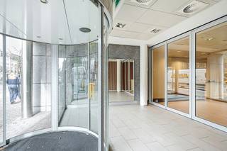Multifunctioneel handelsgelijkvloers in het centrum van Oud-Turnhout.<br /><br />INDELING<br />- ruime inkomhal met draaideur/inkomsas (22m²)<br />- onthaal met balie en kantoor/archief (40m² + 14m²)<br />- verschillende kantoor-en/of polyvalente ruimtes met oppervlaktes variërend van 7m² tot 27,5m²)<br />- lange hall die doorloopt tot achteraan het gebouw<br />- binnentuin<br />- technische ruimte<br />- diverse bergingen<br />- sanitaire ruimte<br />- keuken met toestellen: afwasmachine Miele, gootsteen met afdruipplaat en keukenkasten<br />- kluis met gepantserde deur<br />- kelder<br /><br />POSITIEVE ASPECTEN<br />- toplocatie in het centrum<br />- zeer netjes onderhouden <br />- gebruiksklaar<br />- moduleerbaar mits de nodige aanpassingen<br />- diverse mogelijkheden - zie impressies<br /><br />BIJZONDERHEDEN<br />- PVC ramen met dubbele beglazing (4 panelen enkele beglazing)<br />- ingebouwde spots<br />- verwarming op gas (condenserende ketel)<br />- bijkomende verwarming: luchtverwarming<br /><br /><em>De fotorealistische beelden (impressies) geven een idee weer qua modaliteiten doch hieruit kunnen geen rechten geput worden.</em>
