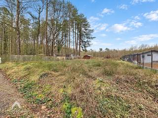 <p>Recreatieve bouwgrond gelegen in een ware oase van rust en groen. Dit prachtig perceel van 592 m² biedt de ideale opportuniteit voor wie op zoek is naar een ontspannen verblijf midden in de natuur. Op het terrein mag een constructie tot 80 m² worden opgericht, waardoor u hier uw eigen charmante weekendverblijf of recreatiewoning kan realiseren.</p>
<p>Elektriciteit is reeds voorzien, wat een extra troef vormt en het bouwproces vereenvoudigt.</p>
<p>Achteraan geniet u van een open en weids uitzicht op uitgestrekte velden en omliggende bossen — een uniek kader dat garant staat voor maximale privacy en pure rust.</p>
<p>Een zeldzame kans voor natuurliefhebbers die willen investeren in een groene en serene omgeving met tal van mogelijkheden.<br /><br />Extra troeven:</p>
<ul>
<li>reeds elektriciteit voorzien</li>
<li>prachtig uitzicht</li>
<li>zeer rustig gelegen</li>
<li>nabij belangrijke invalswegen en winkels</li>
<li>bouwmogelijkheid van maar liefst 80 m2</li>
</ul>
<p>Deze woning is te koop ZONDER makelaar via het concept van Smart Houses. Wenst u verdere inlichtingen of een bezoek? Contacteer rechtstreeks de eigenaar via 0495/11.79.48</p>