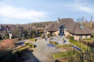 <p><span>Riante villa voor vrij beroep of kantoor met woonst</span></p><p><span>In het hart van de idyllische Vlaamse Ardennen, gemeente Volkegem, bevindt zich deze uitzonderlijk ruime villa of handelswoning, gelegen op een perceel van maar liefst 3.465 m². </span></p><p><span>Indeling</span></p><p><span>Gelijkvloers</span><span><br />Via de inkomhal met gastentoilet betreedt u de lichtrijke en royale leefruimte, bestaande uit een gezellige zithoek met gashaard en een eetplaats.<br />De volledig ingerichte keuken beschikt over een extra eetplaats en een praktische berging.</span></p><p><span>Aansluitend op de living en keuken bereikt u het ruime terras met prachtig zicht op de onderhoudsvriendelijke tuin, aangelegd met meerdere terrassen en een gazon ideaal om in alle rust te genieten van de omgeving.</span></p><p><span>Daarnaast biedt het gelijkvloers meerdere bureelruimtes met een aparte inkomhal, een extra toilet en een wachtzaal perfect voor een zelfstandige activiteit of vrij beroep.</span></p><p><span>Verdieping</span><span><br />Op de eerste verdieping bevinden zich drie ruime slaapkamers met ingebouwde kasten. De badkamer is uitgerust met zowel een ligbad als een douche. Verder is er een grote vergaderzaal die eenvoudig kan worden omgevormd tot extra slaapkamers, een studio of multifunctionele ruimte. Ook hier is een afzonderlijk toilet aanwezig.</span></p><h3><span>Extra troeven</span></h3><ul><li><span>Ruime garage voor twee wagens</span></li><li><span>Extra kelderberging</span></li><li><span>Heel wat parkeerplaatsen voor de woning, ideaal voor zelfstandigen met cliënteel</span></li><li><span>Asbestveilig</span></li><li><span>EPC: 214 Kwh/m2 </span></li><li><span>CV installatie van 2021. Vloerverwarming op het gelijkvloers</span></li><li><span>Ruime zolder</span></li></ul><p><span>Deze eigendom biedt tal van mogelijkheden voor wie ruimte, comfort en een topligging weet te waarderen. Uitermate geschikt voor grote gezinnen, zelfstandigen of beoefenaars van een vrij beroep.</span></p><p><span>Gelegen op slechts enkele kilometers van het centrum van Oudenaarde, geniet u hier van rust, privacy en unieke vergezichten, met alle voorzieningen binnen handbereik.<br />Perceel rechts en achteraan van de woning zijn gelegen in natuurgebied ! </span></p><p><span> </span></p><p><span>Maak je afspraak via jurgen@immodhondt.be</span></p>