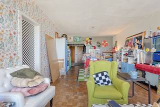 <p><span>Op wandelafstand van het prachtige Rivierenhof bevindt zich dit lichtrijke appartement op de 5de verdieping, waar je dagelijks kan genieten van een fenomenaal uitzicht over de wijde omgeving.Bij het appartement is verplicht een garagebox bij aan te kopen aan € 20.000.</span></p><p><span>Bij het betreden van het appartement kom je in een centrale inkomhall met ingemaakte kast die toegang biedt tot alle ruimtes.</span></p><p><span>De ruime living met grote raampartijen zorgt voor een overvloed aan natuurlijk licht en een open, aangenaam gevoel. Aansluitend vind je de keuken.</span></p><p><span>Het appartement beschikt over twee slaapkamers. De kleinere slaapkamer geeft toegang tot een gezellig terras war je in alle rust kan genieten van de zon en het uitzicht.</span></p><p><span>Verder is er een badkamer uitgerust met een douche. Het toilet is apart. </span></p><p><span>Extra opbergruimte is voorzien dankzij een praktische berging in het appartement en een privatieve kelderberging.</span></p><p><span>Kortom een ideaal appartement voor wie op zoek is naar comfort, licht en een uitstekende ligging nabij groen.</span></p><p><span> </span></p><p><span>Bijzonderheden</span><span>:</span></p><p><span>EPC Energielabel B - 164 kwh/(m² jaar)</span></p><p><span>Geen renovatieplicht</span></p><p><span>CV is gemeenschappelijk op gas</span></p><p><span>Er is overal dubbele beglazing met PVC kader (nieuw van 2024)</span></p><p><span>Vaste kosten: 935/kwartaal (inbegrepen: reservefonds, brandbeveiliging, camerabewaking, CV + warm water, schoonmaak, huisvuil, onderhoud tuin, water, syndicus, lift, minuterie gang, blokpolis)</span></p><p><span>P-score: B</span></p><p><span>G-score: A</span></p>