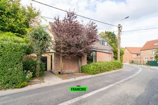 !!! BEZOEKDAGEN VOLZET - INSCHRIJVEN KAN OP DE WACHTLIJST !!!<br /><br />In de Schoolstraat in Gijzenzele, stellen wij u deze karaktervolle open bebouwing voor. Deze is gelegen nabij verschillende invalswegen en heeft hierdoor een perfecte bereikbaarheid. Bij het betreden van de woning komt u in de ruime inkomhal met toegang tot de lichtrijke leefruimte. Aanpalend bevind zich de uitgeruste keuken.<br /><br />Verder is er nog een berging en een ruim atelier op het gelijkvloers dat voor verschillende doeleinden kan dienen. <br /><br />Op het verdiep zijn er 3 slaapkamers en een badkamer met ligbad, toilet en dubbele lavabo. <br /><br />Tot slot geniet deze eigendom nog van een gezellige tuin die u de hele dag zon kan bieden, zonnepanelen en een thuisbatterij! <br /><br />Interesse in deze woning? Neem dan zeker contact op en plan uw bezoek in op het bezoekmoment.<br /><br />