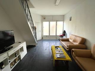 In het centrum van Herent, nabij het station en alle faciliteiten treft u deze starterswoning.De gelijkvloerse verdieping bestaat uit een...