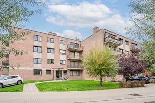 <p>Gezellig 1 slaapkamerappartement met garagebox, berging en terras</p>
<p><strong>Ligging</strong><br />Gelegen in een rustige buurt op korte afstand van het centrum van Hasselt, winkels, openbaar vervoer en belangrijke invalswegen.</p>
<p><strong>Indeling &amp; Comfort</strong><br />Het appartement is compact maar functioneel ingericht en beschikt over:</p>
<ul>
<li>
<p><strong>Ingerichte keuken</strong> met fornuis en dampkap</p>
</li>
<li>
<p><strong>Badkamer</strong> met douche en lavabo in een meubel</p>
</li>
<li>
<p><strong>Woonruimte</strong> met veel natuurlijk licht</p>
</li>
<li>
<p><strong>Slaapkamer</strong> met voldoende ruimte voor een dubbel bed en kast</p>
</li>
<li>
<p><strong>Klein, maar gezellig terras</strong></p>
</li>
<li>
<p><strong>Private garagebox</strong></p>
</li>
<li>
<p><strong>Berging</strong> – extra opbergruimte</p>
</li>
</ul>
<p><strong>Troeven</strong></p>
<ul>
<li>
<p>Goede ligging in Hasselt</p>
</li>
<li>
<p>Garage en berging inbegrepen</p>
</li>
<li>
<p>Ideaal voor een starter of als investering</p>
</li>
</ul>