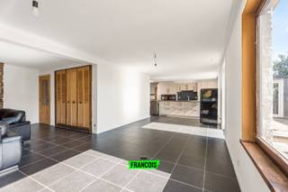 In het charmante Westouter, op rustige ligging doch vlakbij de dorpskern bevindt zich deze vrijstaande bungalowwoning! Dit perceel heeft een...