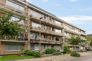 <div><div> <p>Gelijkvloers appartement met tuin en garagebox.</p><p>Ruim gelijkvloers appartement van ca. 91 m² met een tuin van ca. 60 m² en toegang tot de achterliggende garagebox. Het appartement omvat een inkomhal met afzonderlijk toilet en berging. De leefruimte staat in verbinding met de ingerichte keuken, voorzien van een oven, keramische kookplaat, dampkap, ijskast en diepvries. Verder is er een tussenkamer die kan worden gebruikt als hobbykamer of dressing. Er zijn twee slaapkamers, waarvan één met rechtstreekse toegang tot de tuin. Het appartement beschikt eveneens over een privatieve kelderberging. De verwarmingsketel werd vernieuwd en is een condensatieketel op aardgas. De ramen achteraan werden vernieuwd en zijn voorzien van elektrische rolluiken. Ook aan de voorzijde zijn rolluiken aanwezig. Het dak werd vernieuwd en geïsoleerd. De garagebox is afzonderlijk aan te kopen voor € 25.000. </p></div> </div>