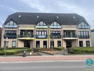 Ruim en instapklaar appartement met 2 slaapkamers en 2 terrassenBij het binnenkomen word je verwelkomd in een inkomhal die toegang biedt tot een...