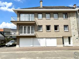 RUIM appartement met 3 SLK, 2 GARAGES en balkon. Goedgelegen, en zeer degelijke BOUW (momenteel verhuurd aan correcte huurders). Centrale verwarming op aardgas, aparte tellers, aparte brander, dubbele beglazing PVC. Indeling: Ruime inkom die toegang geeft tot de lichtrijke leefruimte en 3 GROTE slaapkamers. Via de leefruimte kan je doorlopen naar de keuken, naast de keuken is er een apart toilet en een vernieuwde badkamer. TROEVEN: ZEER RUIM, degelijke bouw, vernieuwde badkamer, veel bergruimte en 2 GARAGES! Bezoek na afspraak met IMMO BEGUIN: info@immobeguin.be