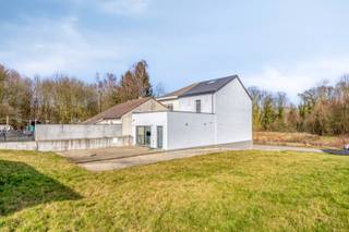 Deze woning is prachtig gelegen met zicht op natuurgebied en achterliggende akkers. Ideaal voor wie van rust en natuur houdt en slechts op enkele minuutjes van het stadscentrum wil wonen.<br /><br />De woning werd grondig vernieuwd met deels nieuwbouw, smaakvol ingericht en is instapklaar.<br /><br />INDELING: <br />x inkomhal met vestiaire en trap; <br />x gezellige woonkamer met groot raam vooraan en prachtig zicht op het landschap; <br />x ruime, goed ingerichte keuken met eiland, en een groot schuifraam naar het terras; <br />x berging/wasplaats met cv-installatie; <br />x gelijkvloerse badkamer met ligbad, lavabomeubel en toilet.<br /><br />Op de verdieping: <br />x 2 mooie slaapkamers; <br />x badkamer met douche, lavabomeubel en toilet; <br />x vaste trap naar de zolderverdieping; <br />x volledig afgewerkte zolderruimte, ideaal als extra slaapkamer of polyvalente ruimte.<br /><br />x Kelder met bergruimte en waterverzachter.<br /><br />x De woning werd goed geïsoleerd, voorzien van pvc-ramen met 3-dubbele beglazing en een condensatieketel, wat zorgt voor een uitstekende EPC-score B!<br /><br />x Achter de woning een ruim zonneterras, groot perceel tuin en tuinberging; ideaal zuidwest gericht.<br /><br />INTERESSE? Maak dan telefonisch een afspraak voor bezichtiging op het nummer 012 23 00 23 of mail uw vragen aan roland@immo-leroi.be.