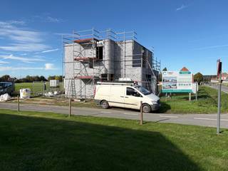 Prachtige nieuwbouwwoning in aanbouw in een rustige en landelijke omgeving.<br />De ruwbouw is zo goed als klaar, plaatsing ramen binnenkort voorzien.<br />Plaatsbezoek mogelijk.<br /><br /><strong>Indeling:</strong><br />Inkomhal met gastentoilet en bureau. Aan de achterzijde van de woning situeren zich de open keuken met eiland en de lichtrijke woonkamer met prachtig zicht op de tuin en de achterliggende akkers. Aansluitend bij de keuken is nog een ruime berging met wasplaats voorzien.<br />Op het verdiep: nachthal, apart toilet, 4 slaapkamers. Berging. Badkamer met ligbad en douche.<br />Tuin met terras & gazon. Carport.<br /><br /><strong>Details:</strong><br />- vloerverwarming met warmtepomp & 8 zonnepanelen<br />- pvc schrijnwerk<br />- afwerking binnen nog mogelijk naar eigen smaak<br />- prijs exclusief 12% registratierechten op de grond en 21% btw op de constructie.<br /><br /><strong>Contact:</strong><br />Voor meer informatie of een bezoek aan de werf, contacteer Stijn op 0491 61 42 19 of info@stijndebusschere.be