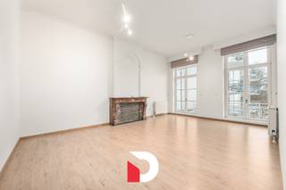 Deze assistentiewoning bevindt zich in hartje Brugge, in de prestigieuze residentie "Ten Eeckhoute". De ligging is bijzonder centraal, op wandelafstand van de Markt, de Burg, de Dijver en tal van andere bezienswaardigheden. Het domein strekt zich uit over meer dan 1 hectare en beschikt over één van de grootste en meest idyllische privé-tuinen binnen de historische stadskern.<br /><br />Het appartement zelf is gelegen op de eerste verdieping, en geniet van een prachtig frontaal uitzicht over de tuin, zowel vanuit de leefruimte als vanop het zonnige, aangename terras.<br /><br />De indeling omvat een inkomhal met toilet, een zeer lichtrijke leefruimte met aansluitende de keuken, slaapkamer, en een badkamer met inloopdouche en lavabo. De praktische inrichting zorgt voor een comfortabel woongevoel.<br /><br />Bij de prijs is een kelderberging inbegrepen. Daarnaast bestaat de mogelijkheid om een ondergrondse garagebox bij aan te kopen voor € 50.000.<br /><br />Voor meer informatie over dit unieke aanbod kan u terecht via www.delbecque.immo.