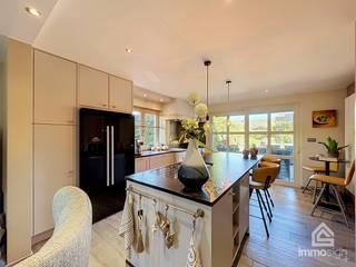 PLUSPUNTEN:<br />+ perceeloppervlakte: 846 m²<br />+ bewoonbare oppervlakte: 295 m²<br />+ 2 slaapkamers en studio<br />+ verrassend ruime gezinswoning<br />+ hoogwaardige afwerking<br />+ ontspanningsruimte met sauna<br />+ vrijstaande garage met zolderruimte<br />+ beschikbaar vanaf 30/09/2027<br /><br /><strong>ALGEMEEN:</strong><br />Op een mooie locatie in Bocholt vinden we deze verrassend ruime en instapklare gezinswoning, gelegen op een perceel van 846 m². Met maar liefst 295 m² bewoonbare oppervlakte, een hoogwaardige afwerking en een bijzonder veelzijdige indeling biedt deze woning alle ruimte voor comfortabel en aangenaam wonen.<br /><br />Bij het binnenkomen wordt meteen duidelijk dat ruimte en wooncomfort hier centraal staan. De inkomhal geeft toegang tot de ruime woonkamer, waar grote leefruimtes en een aangename woonbeleving mooi samenkomen. De keuken sluit hier naadloos bij aan en vormt samen met de leefruimte een gezellige plek voor het dagelijkse gezinsleven. Daarnaast beschikt de woning over een aparte bureau, een praktische berging en wasberging, waardoor ook aan functionaliteit geen gebrek is.<br /><br />Op het gelijkvloers bevinden zich eveneens twee slaapkamers en maar liefst twee badkamers met elk een extra toilet. Hierdoor is de woning niet alleen ideaal voor een gezin, maar biedt ze ook de mogelijkheid om comfortabel en grotendeels gelijkvloers te wonen.<br /><br />Een absolute troef is de verdieping, waar de woning nog verder verrast. Hier vinden we een ruime nachthal en een grote polyvalente ruimte die volledig naar eigen wensen kan worden ingericht. Denk aan een eigen fitnessruimte, hobbyruimte, speelruimte of een extra ontspanningsplek. Aansluitend bevindt zich een aangename ontspanningsruimte met sauna, ideaal om na een drukke dag helemaal tot rust te komen. Bovendien zijn er op deze verdieping reeds voorzieningen aanwezig om de ruimte verder om te bouwen tot een volwaardige studio. Dit zorgt voor heel wat extra mogelijkheden en maakt de woning bijzonder flexibel naar de toekomst toe. Vanuit de verdieping is er eveneens toegang tot een terras.<br /><br />Ook de vrijstaande garage vormt een mooie meerwaarde. Naast plaats voor een wagen beschikt deze over een ruime zolder, die extra mogelijkheden biedt voor stockage of een andere invulling.<br /><br />De combinatie van de royale bewoonbare oppervlakte, de hoogwaardige afwerking, de veelzijdige ruimtes en de verschillende mogelijkheden maakt van deze woning een bijzonder complete gezinswoning. Een eigendom die niet alleen vandaag veel wooncomfort biedt, maar ook de nodige flexibiliteit heeft om mee te groeien met de wensen van de nieuwe eigenaar.<br /><br />De woning is beschikbaar vanaf 30 september 2027.<br /><br /><strong>INDELING:</strong><br />-1: kelder<br />+0: inkomhal, toilet, woonkamer, keuken, bureau, berging, wasberging, 2 badkamers, 2 slaapkamers, garage<br />+1: nachthal, ontspanningsruimte, polyvalente ruimte, terras, zolder (garage)<br /><br /><strong>FINANCIERING:</strong><br />Een succesvolle vastgoedtransactie begint met een goede voorbereiding. Wij adviseren kandidaat-kopers om hun financiële mogelijkheden tijdig in kaart te brengen, zodat zij met de nodige zekerheid en vertrouwen kunnen handelen wanneer de juiste opportuniteit zich aandient.<br /><br /><strong>VERKOPEN OF VERHUREN MET EEN STRATEGISCHE AANPAK?</strong><br />Dankzij het vertrouwen van onze klanten en onze sterke marktpositie zijn wij voortdurend op zoek naar kwalitatieve eigendommen. Overweegt u te verkopen of te verhuren? Ontdek vrijblijvend onze persoonlijke aanpak en hoe wij uw eigendom optimaal positioneren om de juiste doelgroep te bereiken.<br /><br /><strong>ALS EERSTE OP DE HOOGTE VAN NIEUW AANBOD:</strong><br />De beste eigendommen worden vaak gevonden vóór ze breed beschikbaar zijn. Schrijf u vrijblijvend in via onze website en ontvang nieuw aanbod dat aansluit bij uw wensen en zoekcriteria.<br /><br /><strong>UW VASTGOED, ONZE EXPERTISE:</strong><br />Elke eigendom verdient een persoonlijke strategie. Met een combinatie van marktkennis, professionele presentatie, actieve klantenbenadering en een sterk netwerk begeleiden wij onze klanten naar een succesvol resultaat.<br /><br /><strong>PERSOONLIJKE SERVICE, PROFESSIONELE BEGELEIDING:</strong><br />Een vastgoedbeslissing vraagt een doordachte aanpak. Ons ervaren team staat klaar om u persoonlijk te adviseren en te begeleiden bij elke stap. Contacteer ons via +32 89 87 03 67 of via info@immosign-plus.be.