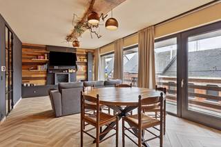 Cet appartement magnifiquement et élégamment rénové au deuxième étage vous offre une expérience de vie unique dans un immeuble à petite...