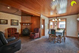 <p><span>Op een centrale locatie in Kontich, in een doodlopende straat, bieden wij u deze te renoveren gezinswoning met garage, oprit en 3 slaapkamers.</span></p><p><span>De woning werd gebouwd in 1955 en steeds heel goed onderhouden door de huidige eigenaar die er sinds 1960 woont.</span></p><p><span>In de directe nabijheid van de woning vinden we winkels, scholen, verbindingswegen, openbaar vervoer, enzovoort.</span></p><p><span>Parkeren kan op de oprit of in de garage en er is ook vrije parkeermogelijkheid in de straat. </span></p><p><span> </span></p><p><span>Indeling:</span></p><p><span>We betreden de woning via de centrale inkomhal met gastentoilet. De leefruimte in L-vorm geniet veel lichtinval dankzij de hoekligging.</span></p><p><span>Achteraan is er de keuken (+/- 2003) met zeer veel kastruimte en alle nodige toestellen. </span></p><p><span>Via de keuken is er toegang tot de onderhoudsvriendelijke tuin met aangelegde terrassen en groot gemetseld tuinhuis/atelier (vroegere achterliggende garage). </span></p><p><span>Aan de voorzijde is nog een parkeergarage met elektrische sectionaalpoort en oprit ervoor. Deze naastgelegen garage is ook bereikbaar via de tuin.</span></p><p><span>Via de trap bereiken we de eerste verdieping waar we 3 slaapkamers (4,45 x 3,05 - 3,25 x 5,25 - 2,95 x 3,15) vinden, allen voorzien van ingemaakte kasten en rolluiken.</span></p><p><span>Verder is er een compacte badkamer met douche en lavabomeubel.</span></p><p><span> </span></p><p><span>Via een luik op de overloop bereiken we de opbergzolder (beperkte hoogte dus geen kamers mogelijk)</span></p><p><span>Er is ook een droge kelder, ingedeeld in 3 kamers en toegankelijke via de keuken én de tuin.</span></p><p><span> </span></p><p><span>Graag som ik voor u nog even de troeven op van deze te renoveren gezinswoning met veel potentieel:</span></p><ul><li><span>Centrale locatie, op wandelafstand van het centrum van Kontich, winkels, scholen, en verbindingswegen</span></li><li><span>Zeer degelijke structuur en altijd goed onderhouden door de eigenaars</span></li><li><span>Oprit voor de woning + garage en atelier/tuinhuis achteraan</span></li></ul><p><span> </span></p><p><span>P-score: A - G-score: A</span></p><p><span>EPC: 554 kWh/m² - Label F  (Renovatieplicht van toepassing)</span></p><p><span> </span></p><p><span>Voor een bezoek ter plaatse kan u ons contacteren op het nummer 03 449 42 41 of mail ons via hallo@habicom.be</span></p><p><span>Benieuwd naar de waarde van jouw woning?  Check het gratis op www.watismijnhuiswaard.be</span></p><p><span> </span></p>