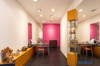 Ook al een poos op zoek naar die ene woning waar u werken en wonen kan combineren in centrum Asse? Laat deze kans dan zeker niet aan u voorbijgaan!<br /><br />Deze handelswoning onderging in 1994 een totaalrenovatie. De woning werd van kop tot teen vernieuwd en steeds piekfijn onderhouden.<br /><br />Op het gelijkvloers treft u de voormalige handelsruimte van 58 m². Deze bestaat uit een toonzaal/ontvangstruimte, afgescheiden werkruimte en bureel. De handelsruimte is voorzien van sanitair en apart toilet. Op het gelijkvloers treft u de voormalige handelsruimte van 58 m². Deze bestaat uit een toonzaal/ontvangstruimte, afgescheiden werkruimte en bureel. De handelsruimte is voorzien van sanitair en apart toilet. Door zijn configuratie, kan de bureelruimte omgevormd worden tot volwaardige slaapkamer.<br /><br />Het leefgedeelte is gescheiden en toegankelijk via een aparte ingang. Op het eerste verdiep treft u de open leef- en eetruimte, keuken met directe toegang tot het zuidgeoriënteerde terras en aansluitende buitenruimte.<br /><br />Onder het dak werden er 2 slaapkamers voorzien, handige badkamer en apart toilet. Woning beschikt over een kelder.<br /><br />De goede bereikbaarheid, parking voor de deur, openbaar vervoer en op wandelafstand van winkels, horeca en cultuur maken dit pand tot een prachtige opportuniteit.<br /><br />Mogelijkheid van overname huur garagebox.<br /><br />Dit pand is onderhevig aan de renovatieverplichting opgelegd door de Vlaamse overheid voor residentiële gebouwen. Meer informatie vindt u op de website van het Vlaams Energie- en Klimaatagentschap.<br /><br />Voor de snelle beslissers!