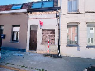 Op zoek naar een woning die je naar eigen smaak kan afwerken? Deze charmante woning heeft reeds enkele renovatiewerken achter de rug en biedt...